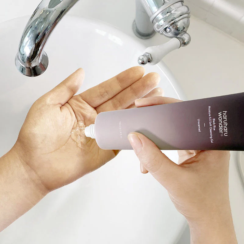 Black Rice Moisture 5.5 Soft Cleansing Gel - Image 5